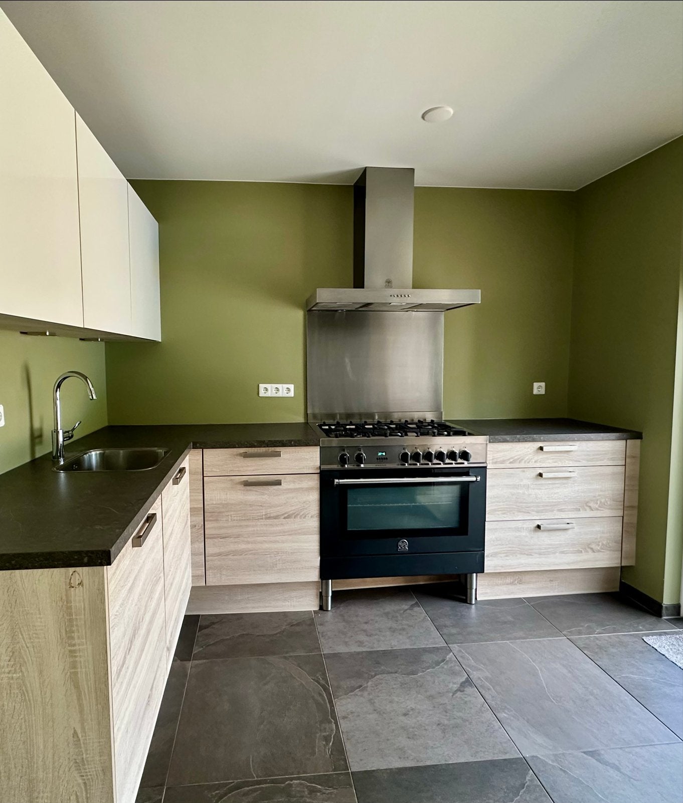 Te koop: moderne complete keuken incl apparatuur., Huis en Inrichting, Keuken | Complete keukens, Gebruikt, Hoekkeuken, Wit, Kunststof