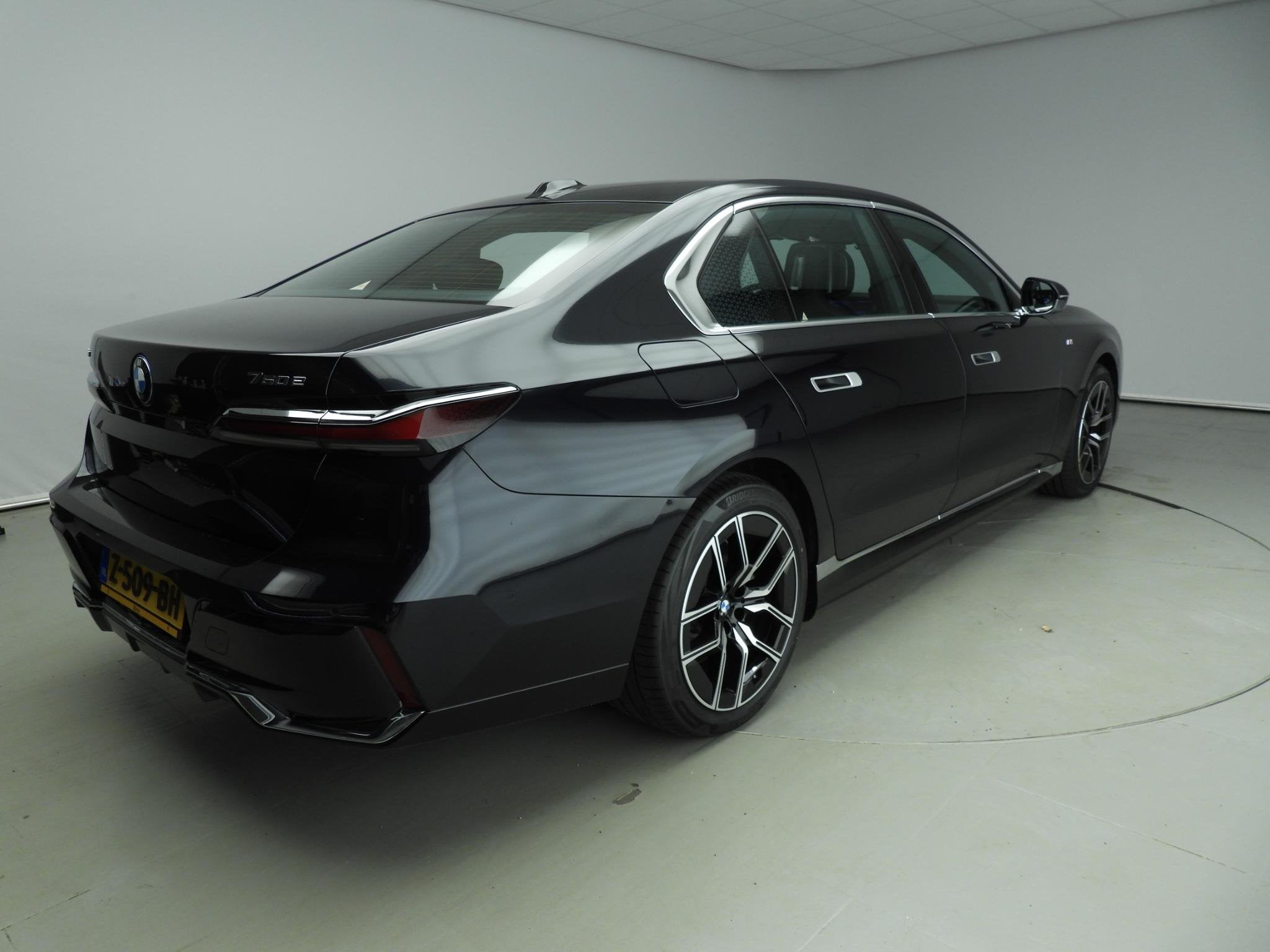 BMW 7 Serie 750e xDrive | M-Sportpakket | LED | HUD | Active, Auto's, Automaat, Dealer onderhouden, Gebruikt, Zwart