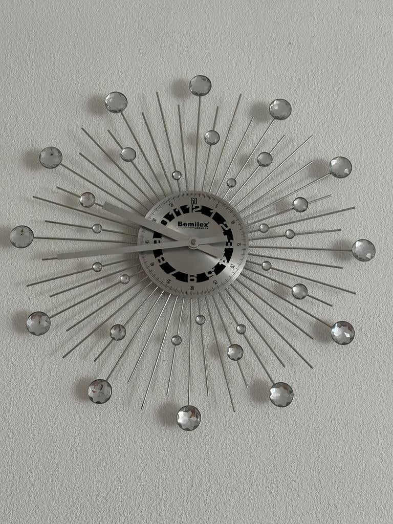 Moderne wandklok met stralend design, Ophalen, Zo goed als nieuw