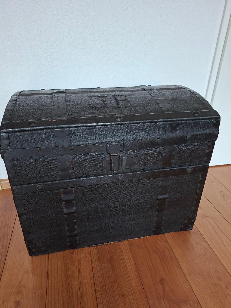 Antieke donker kist met letters JB erop  H 51 x B 66 x D 47, Ophalen