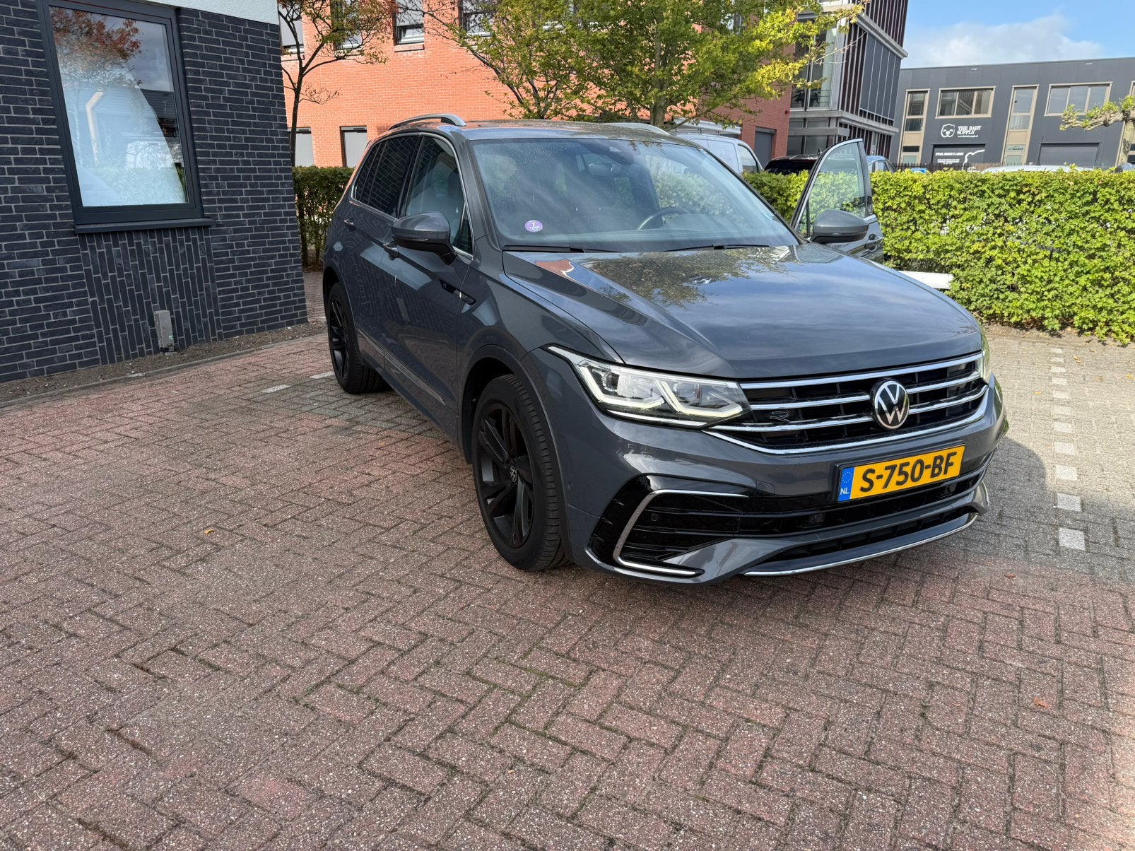 Volkswagen Tiguan 1.5 TSI 150pk 2023 Grijs R-line, Auto's, Dealer onderhouden, Zwart, 4 cilinders, Leder en Stof