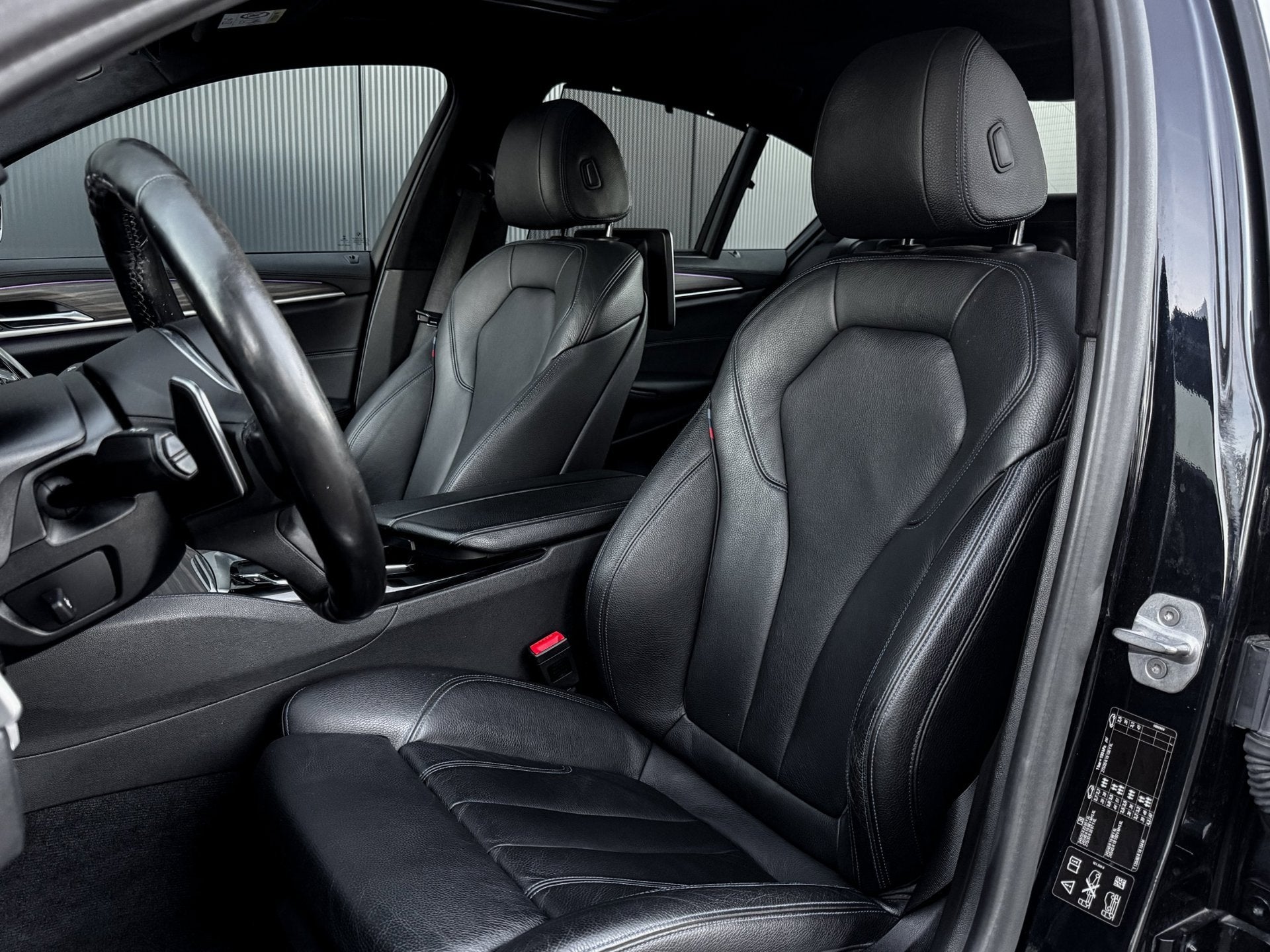 BMW 5-serie M550d xDrive M-Sport 400 PK B&W/PANO/HUD/TREKHAA, Auto's, Automaat, Gebruikt, 2993 cc, 2000 kg