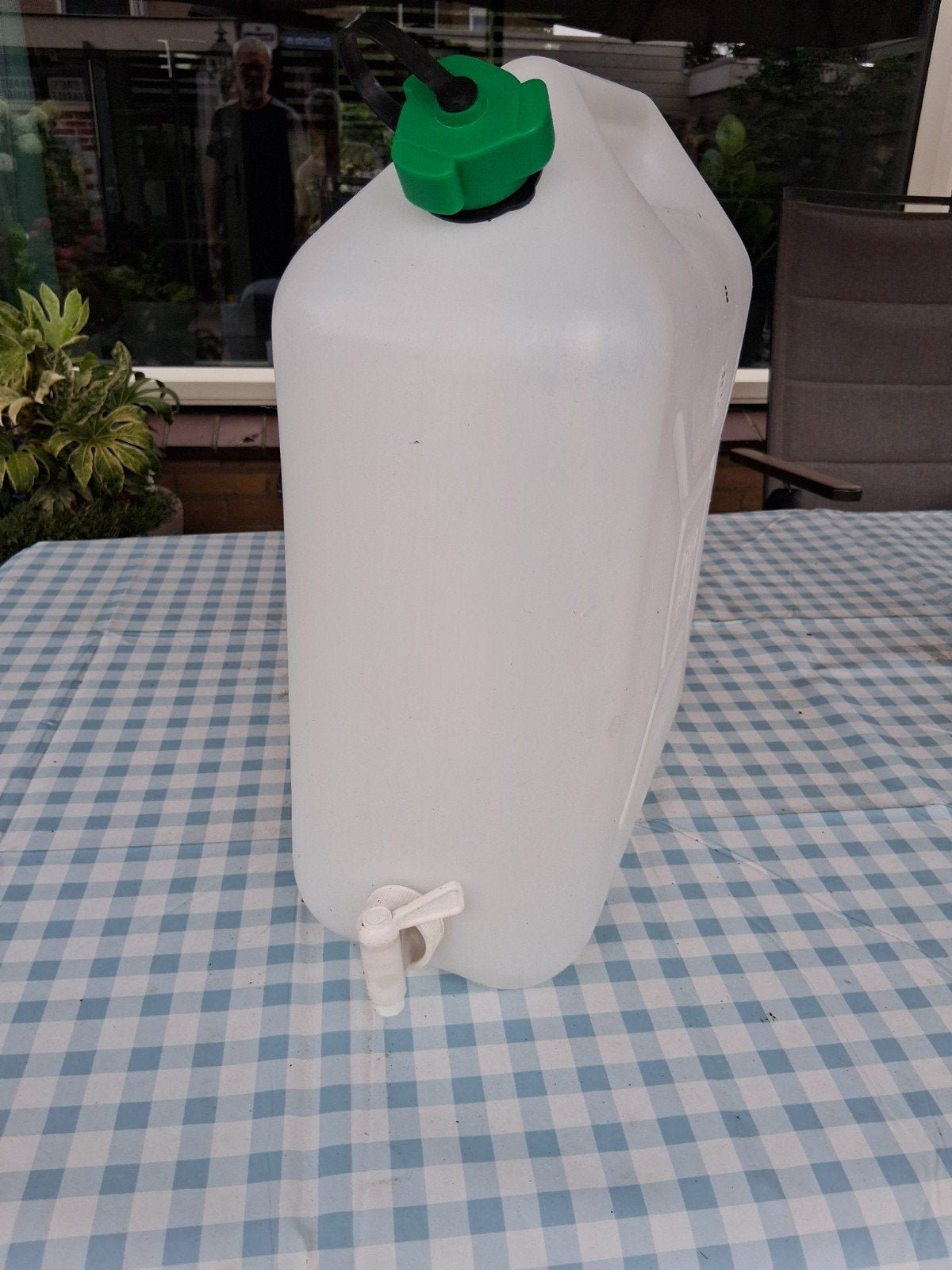 Watertank met kraantje, Ophalen
