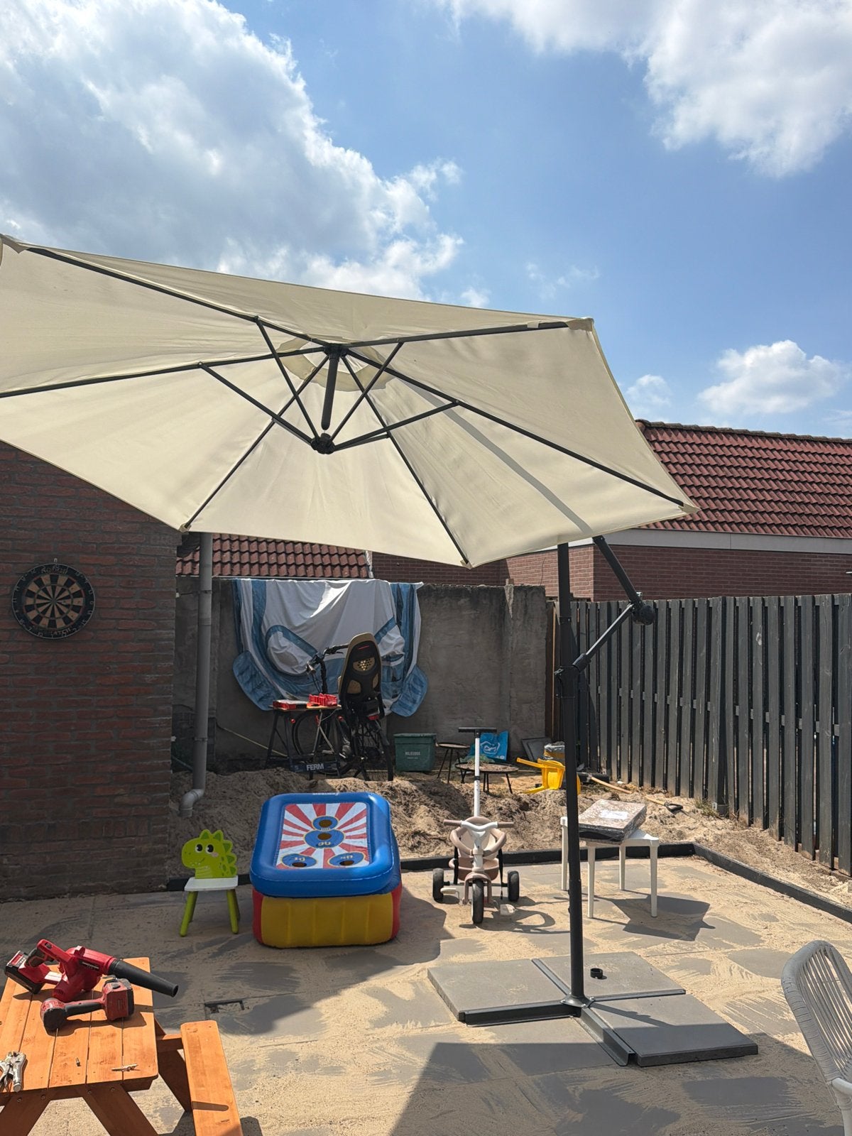 Zweefparasol - inclusief voet en tegels, Ophalen, Gebruikt, Kantelbaar, 2 tot 3 meter