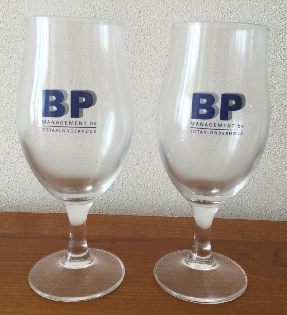 2 bierglazen op voet, BP Management, Ophalen of Verzenden, Nieuw, Bierglas