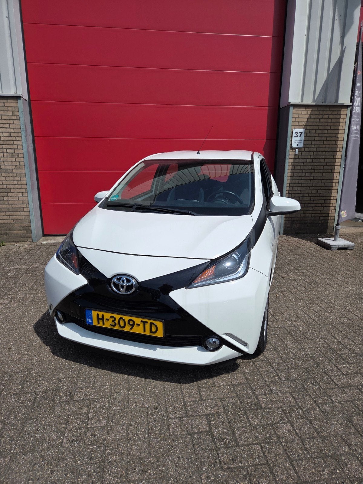 Toyota Aygo 1.0 Vvt-i 69pk 5D X-shift 2017 Wit, Auto's, Toyota, 4 stoelen, Wit, 3 cilinders, Geïmporteerd