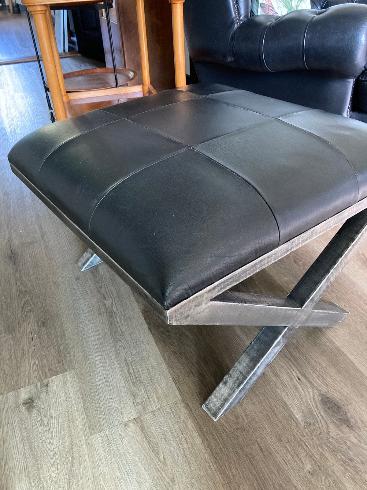 Industriele footstool poef leer metaal, Ophalen, Zo goed als nieuw, Metaal, 50 tot 75 cm