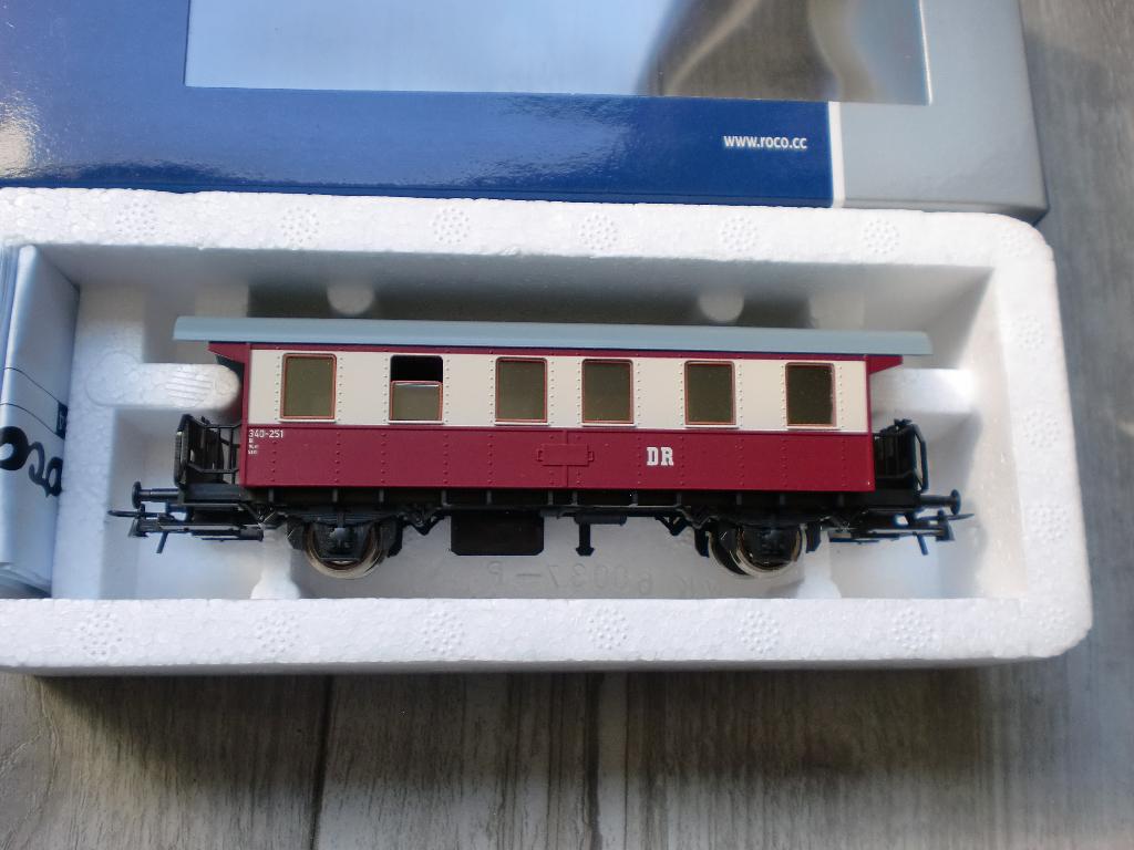 Roco 54334 Personenrijtuig 2e klasse met balkon DR HO, Gelijkstroom, Wagon, Ophalen of Verzenden, Zo goed als nieuw
