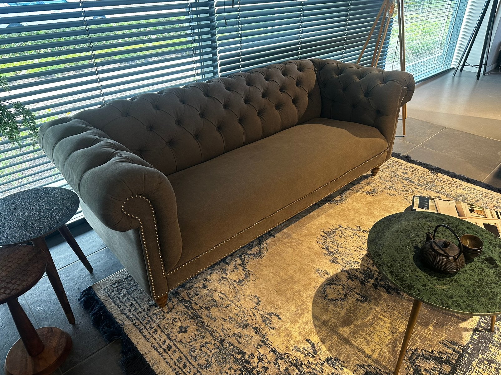 Mooie bank feplica chesterfield nieuw, Ophalen, Zo goed als nieuw, Stof