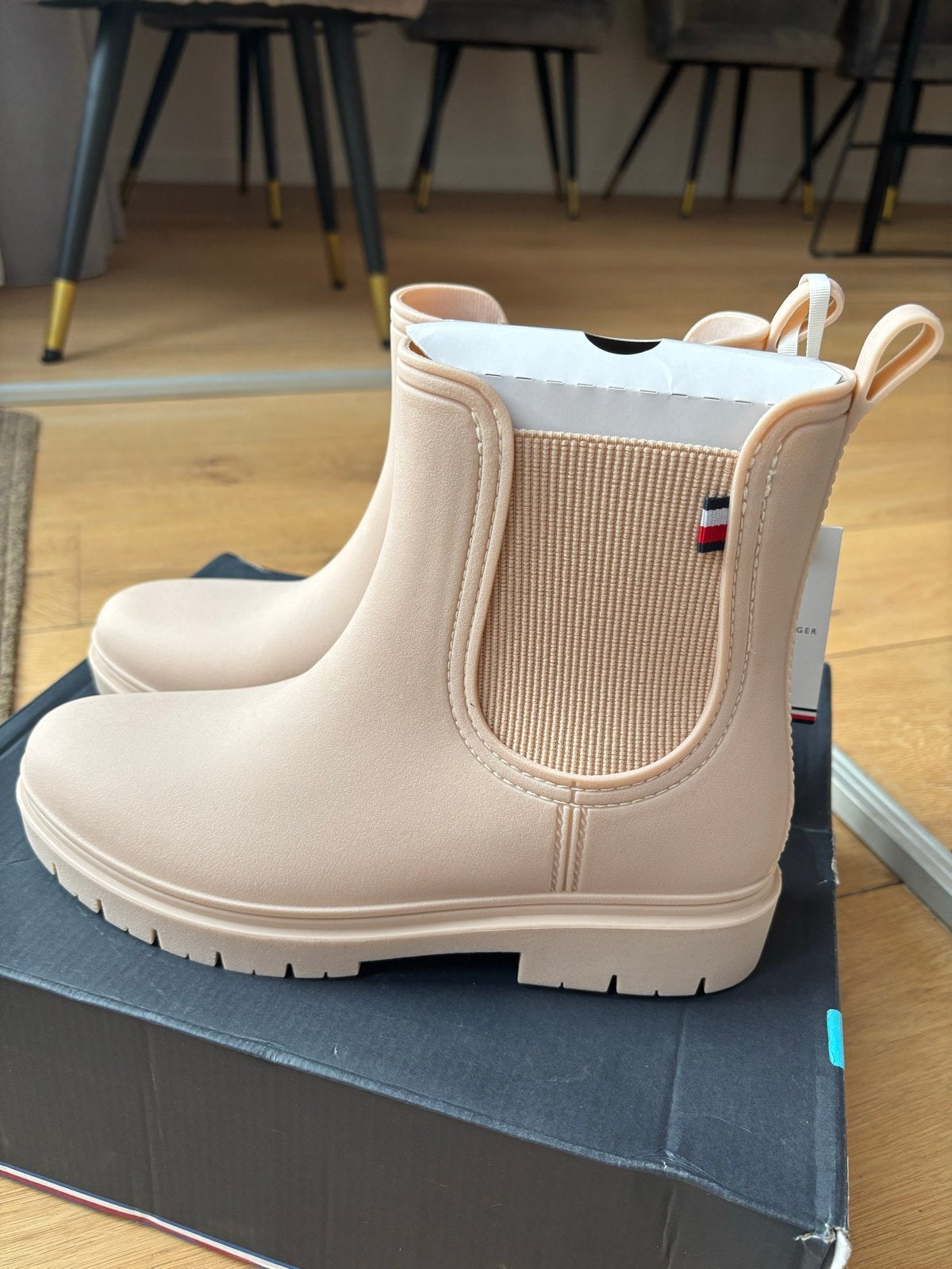 Nieuwe Tommy Hilfiger Laarzen Maat 39, Ophalen of Verzenden, Nieuw, Beige, Lage of Enkellaarzen
