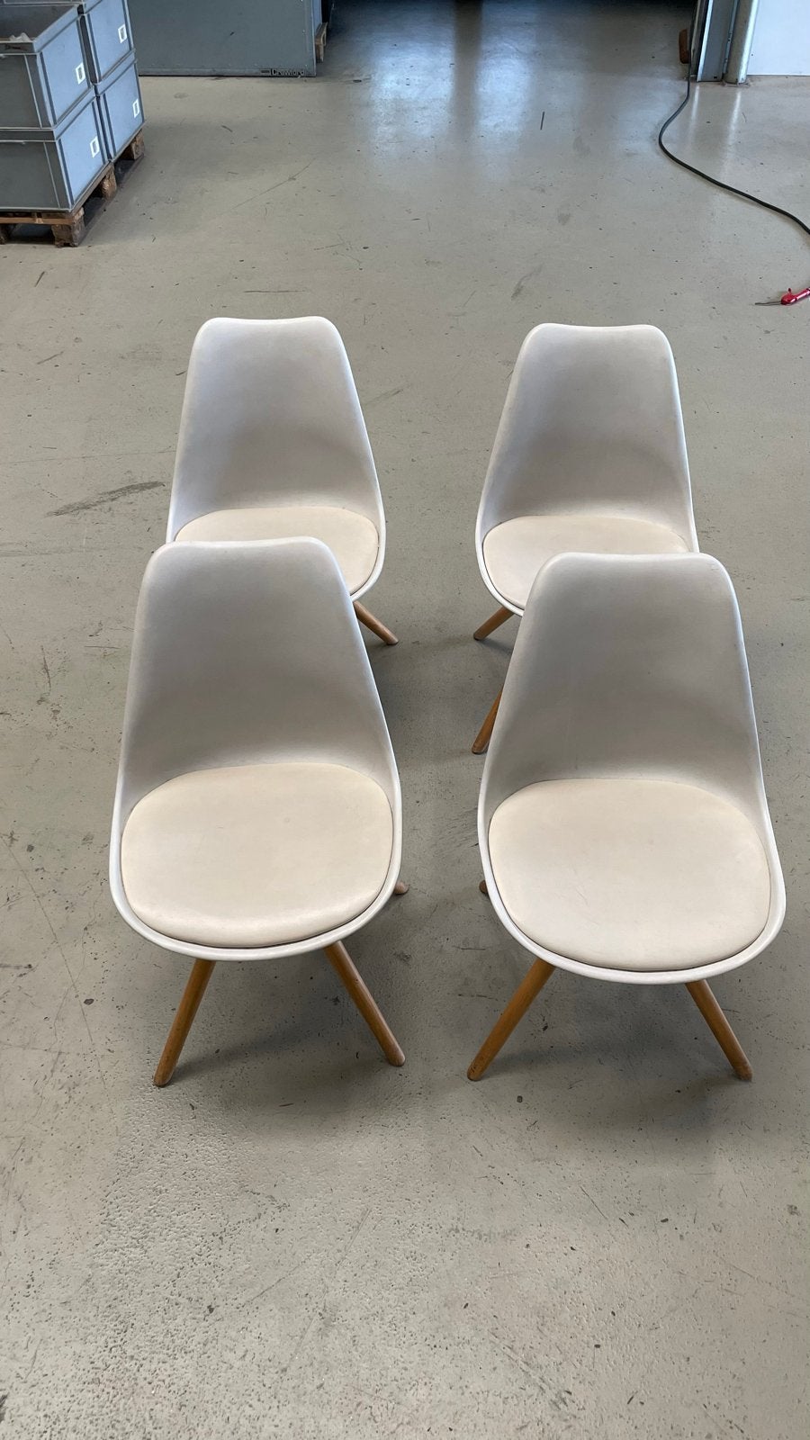 Set van 4 witte kuipstoelen met houten poten, Kunststof, Gebruikt, Wit, Ophalen of Verzenden