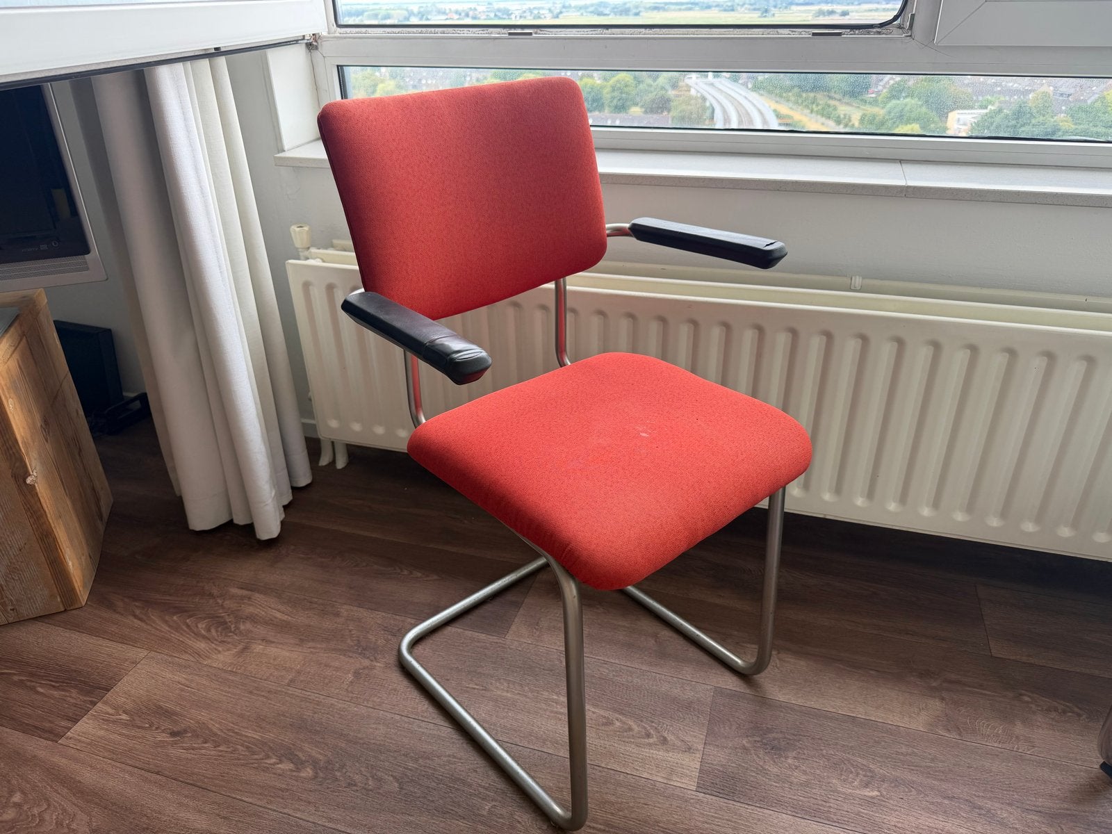 Gispen Stoel - Rood met metalen frame, Huis en Inrichting, Stoelen, Ophalen, Gebruikt, Metaal, Eén