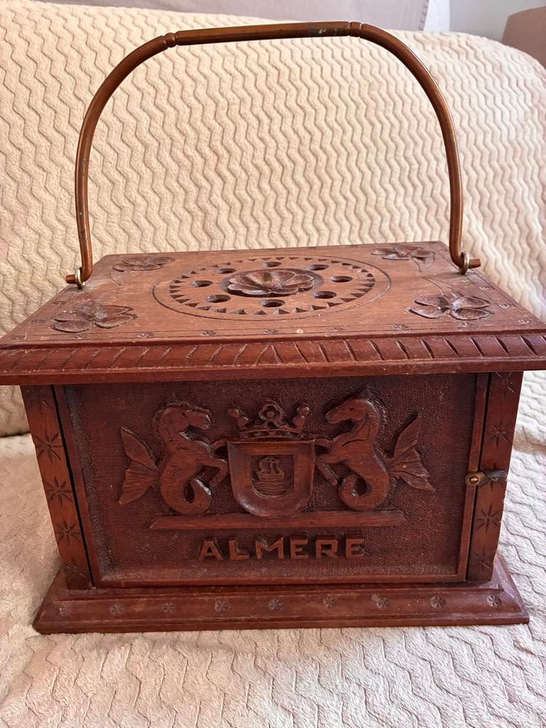 Oud houten stoof met handvat en houtsnijwerk - Almere, Ophalen of Verzenden