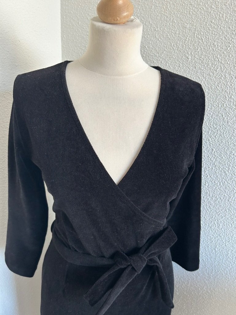 King Louie maat M zwarte rib fluweel cross jurk 2806, Kleding | Dames, Maat 38/40 (M), Zwart, Ophalen of Verzenden, Zo goed als nieuw