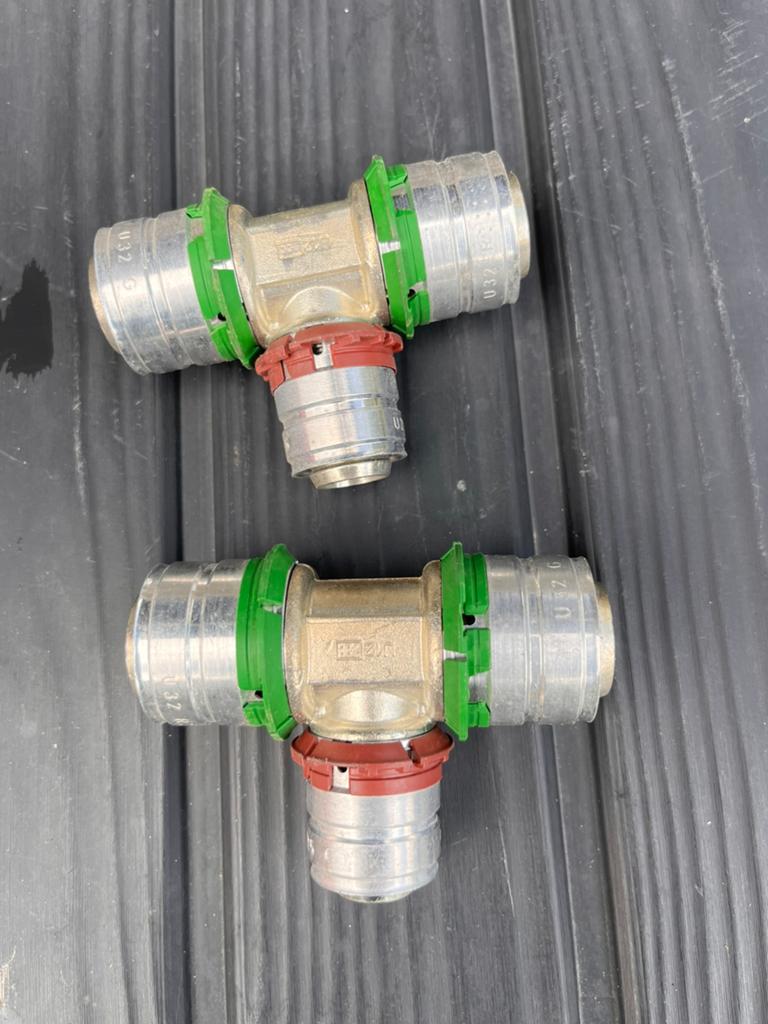 Uponor 2x T-stuk 32/25/32 - Perskoppeling, Ophalen, Overige materialen, Overige typen, Nieuw