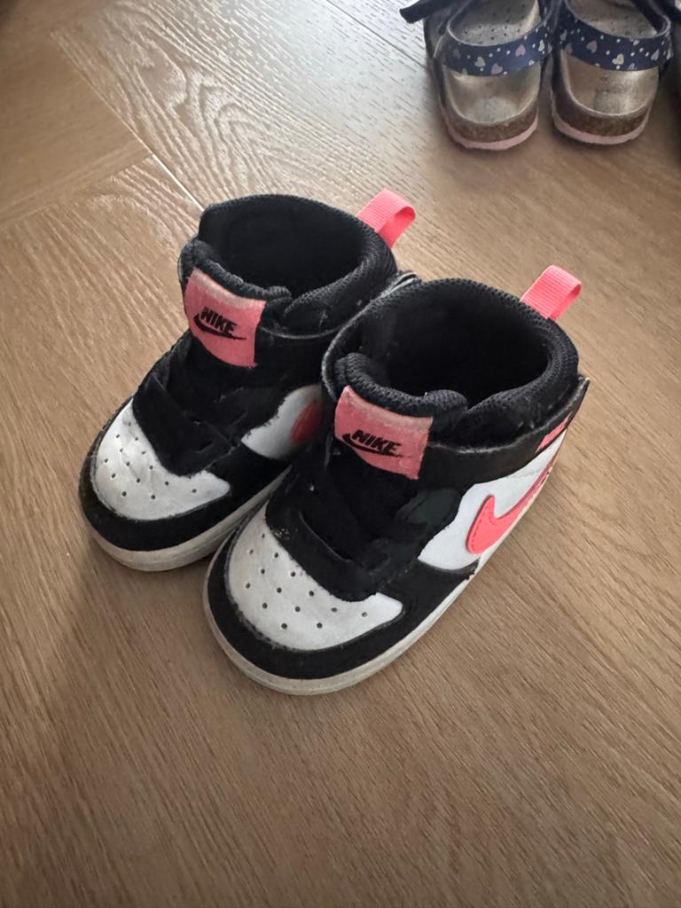 Nike meisjes schoenen maat 21, Ophalen of Verzenden, Zo goed als nieuw, Meisje, Schoentjes