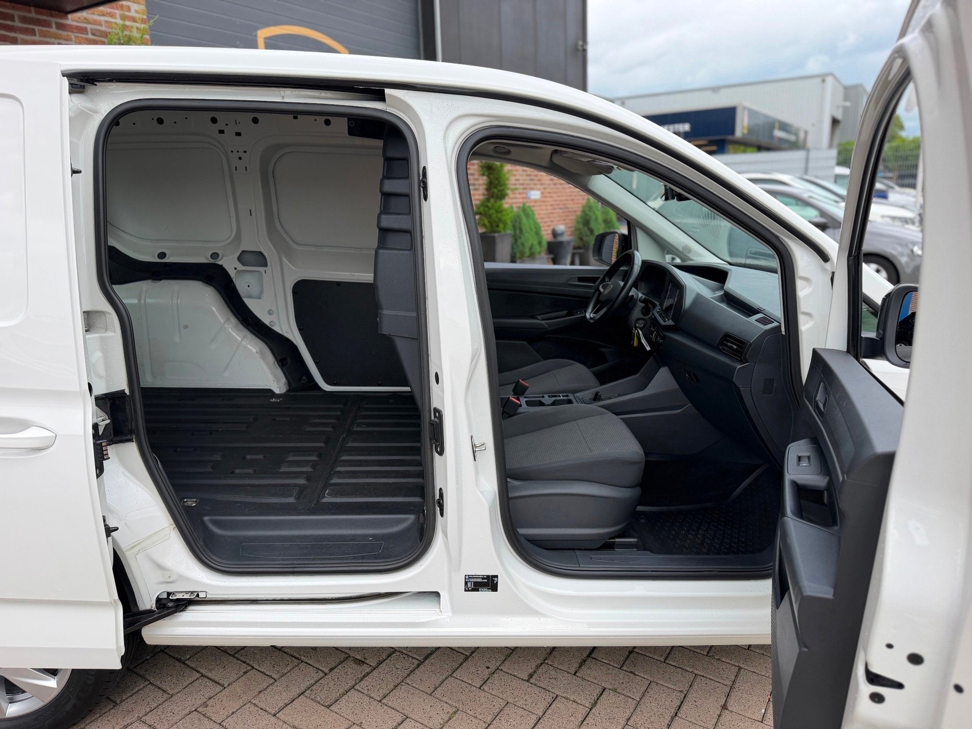Volkswagen Caddy Cargo 1.5 TSI Trend Style Automaat Benzine, Auto's, Stof, 4 cilinders, Volkswagen, Wit