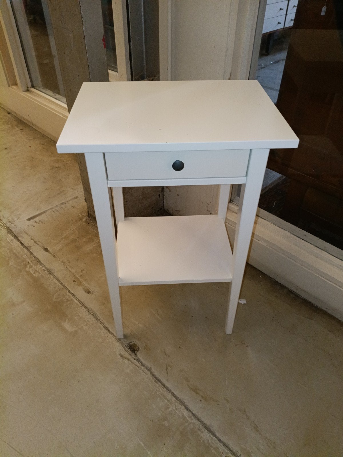 Wit bijzettafeltje met lade en plankje, Ophalen, Minder dan 55 cm, Gebruikt, Modern, Scandinavisch