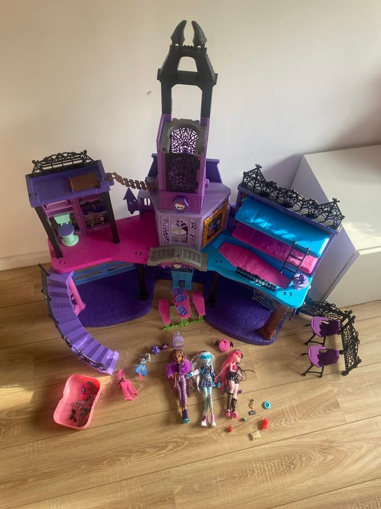 Monster High Kasteel met poppen en accessoires, Ophalen of Verzenden, Zo goed als nieuw, Overige typen