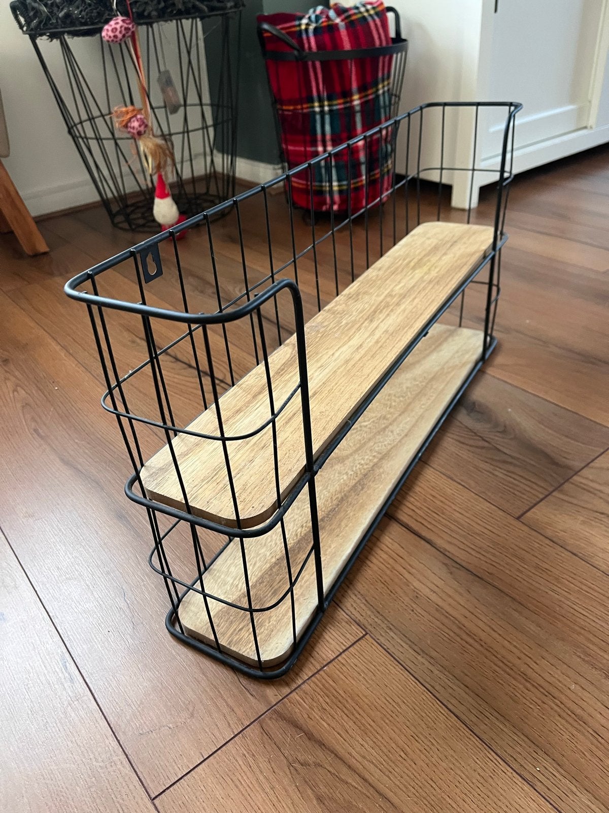 Stijlvol wandrek met 2 houten planken en metalen frame, Ophalen, Zo goed als nieuw