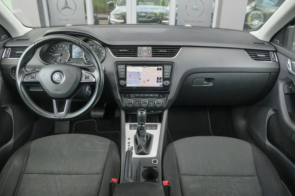 Skoda Octavia Combi 1.6 TDI 105pk DSG Navigatie DAB Xenon /, Bi-Xenon koplampen, Gebruikt, 4 cilinders, Leder en Stof