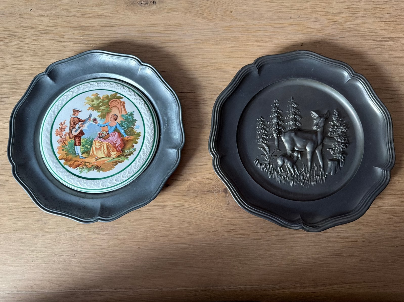 Tinnen sierborden met decoratieve afbeeldingen (2 stuks), Ophalen