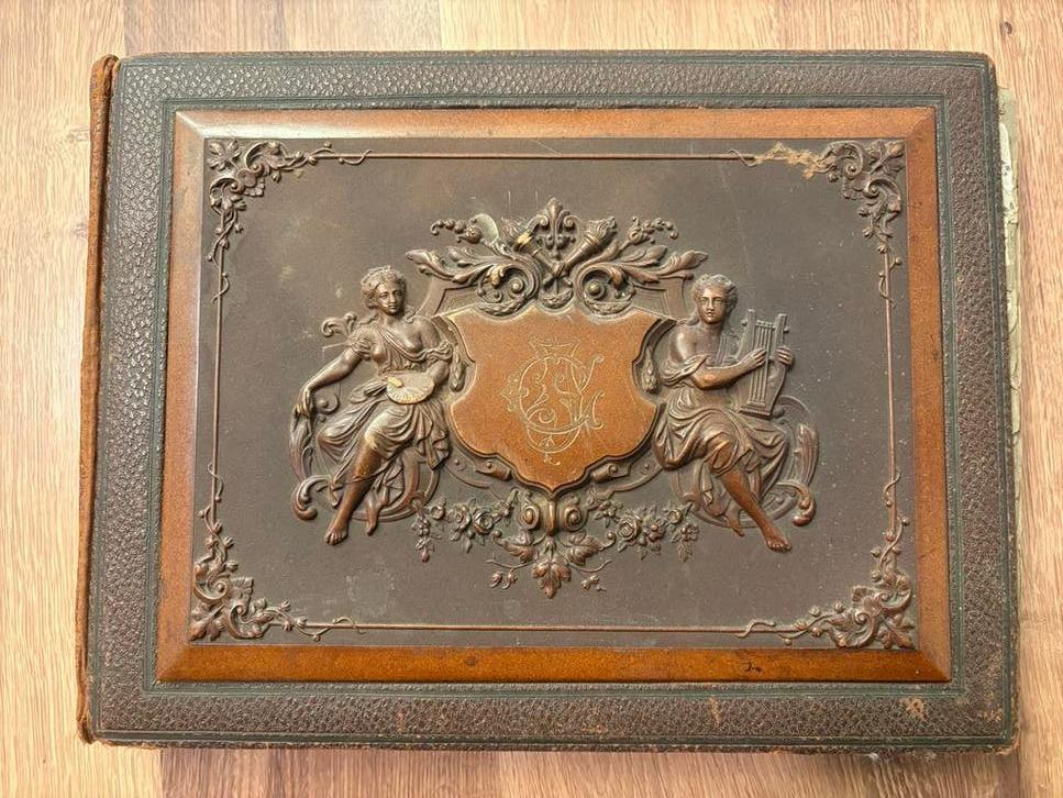 Antiek Fotoalbum met Reliëfdecoratie - 37x29 cm, Antiek en Kunst, Ophalen of Verzenden
