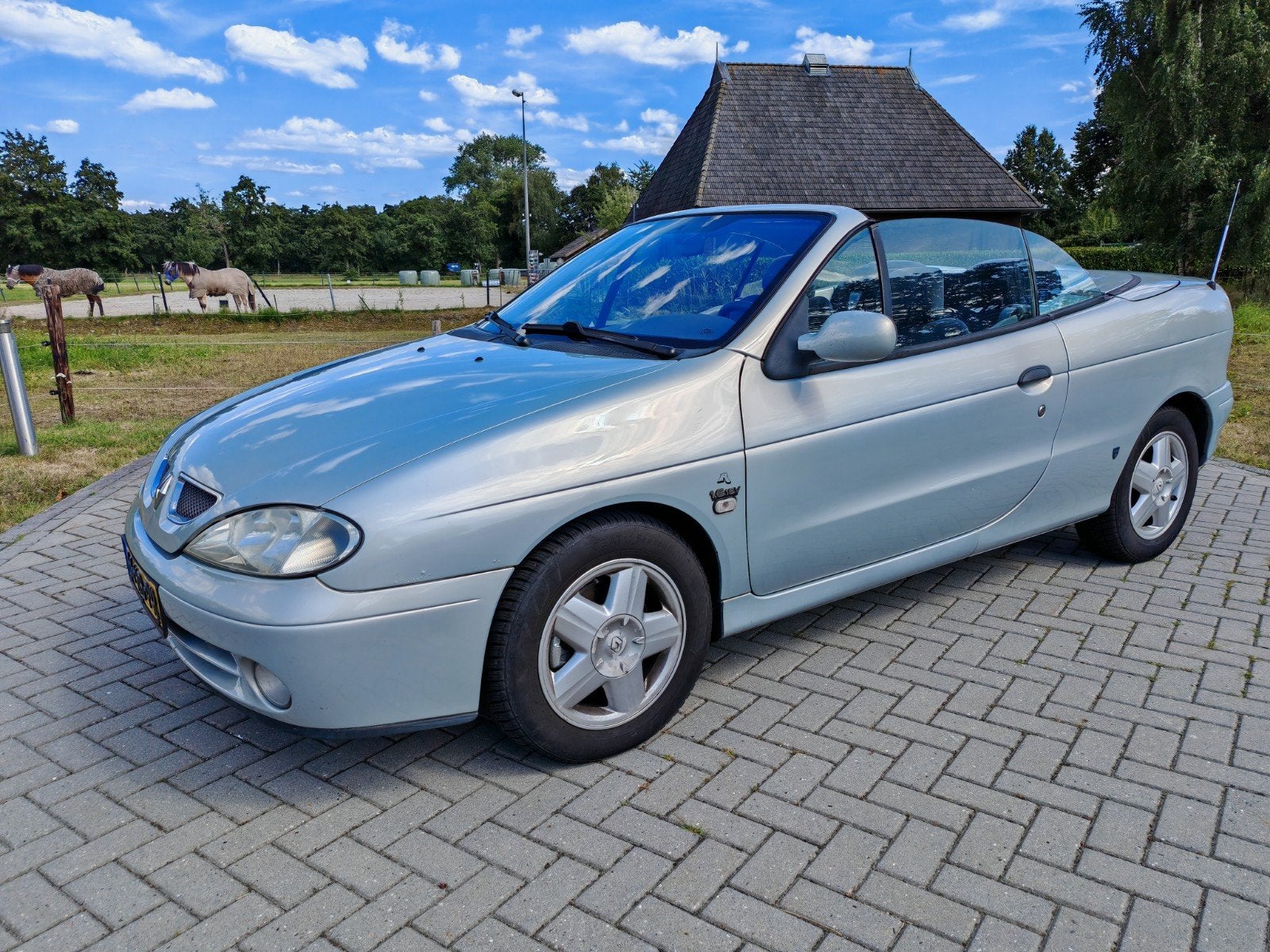 Renault Mégane 1.6 16V Cabrio Nieuwe apk en werkende airco, Voorwielaandrijving, Stof, 4 cilinders, Cabriolet