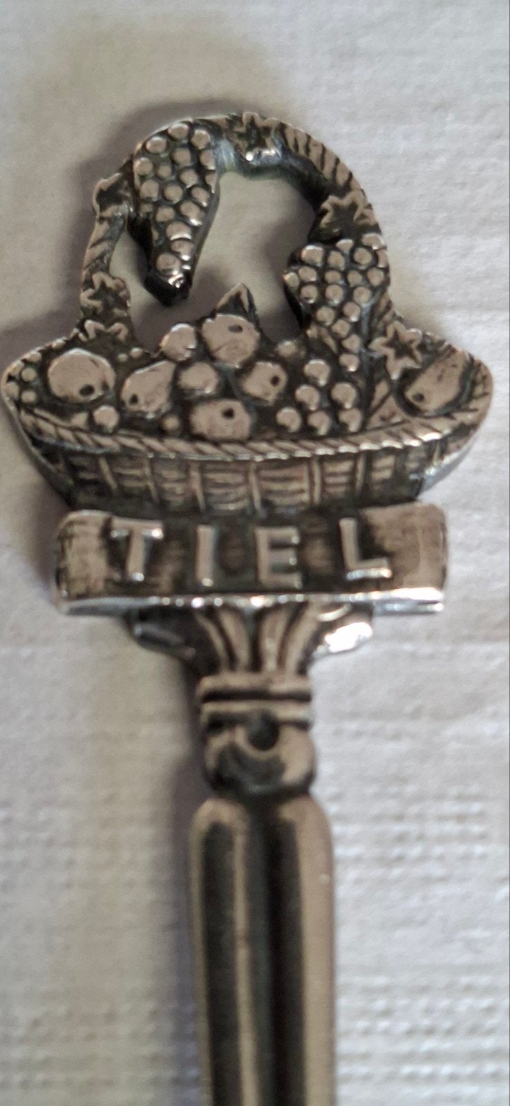verzilverde Tiel Theelepel met fruitmand en posthoorn merkje, Ophalen of Verzenden