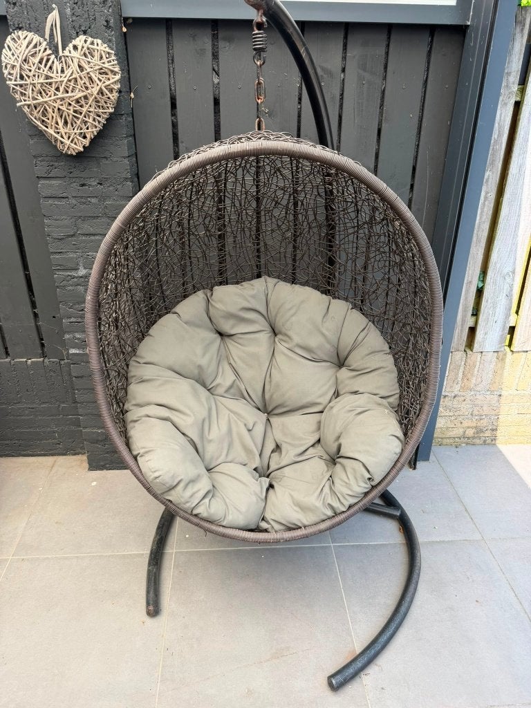 2 luxe hangstoelen /eistoelen met standaard en dikke kussens, Tuin en Terras, Tuinstoelen, Ophalen, Gebruikt, Metaal