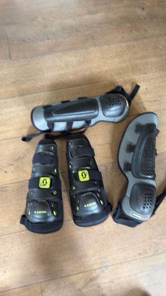 2 paar motor cross beschermers, Ophalen