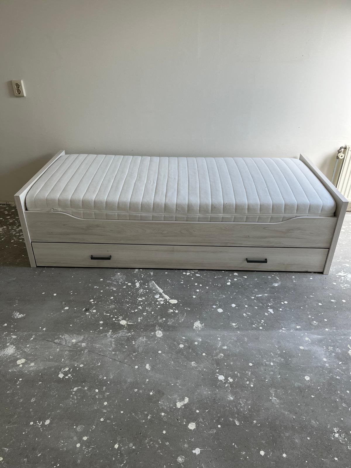 Bed met uitschuifbare lattebodem, Huis en Inrichting, Slaapkamer | Bedden, Ophalen, 90 cm, Eenpersoons, Zo goed als nieuw