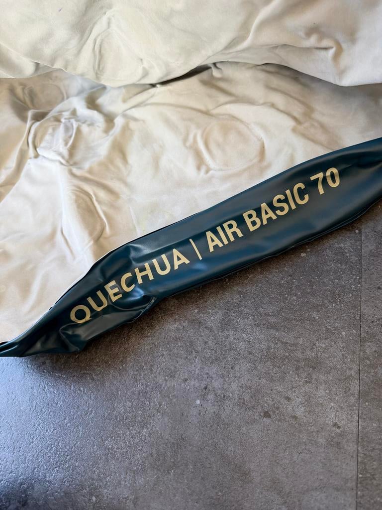 Quechua Air Basic 70 Luchtbed met elektrische pomp, Caravans en Kamperen, Luchtbedden, Ophalen of Verzenden, Gebruikt, 1-persoons