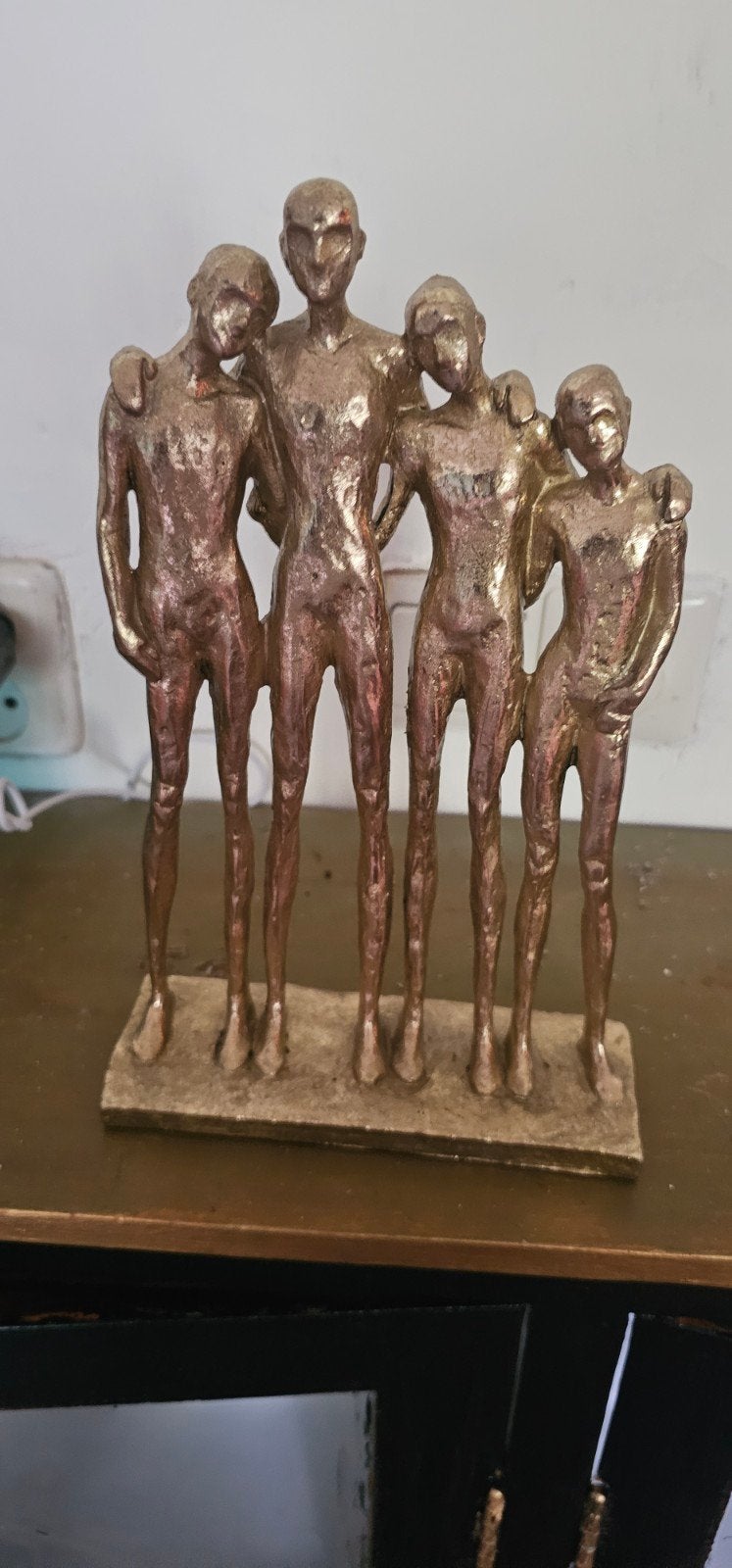 Bronzen kleurig  beeld van vier figuren op sokkel, Verzamelen, Ophalen of Verzenden