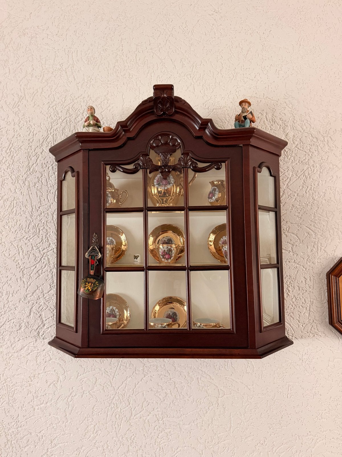 Antieke hoekkast met glas en houtsnijwerk, Ophalen