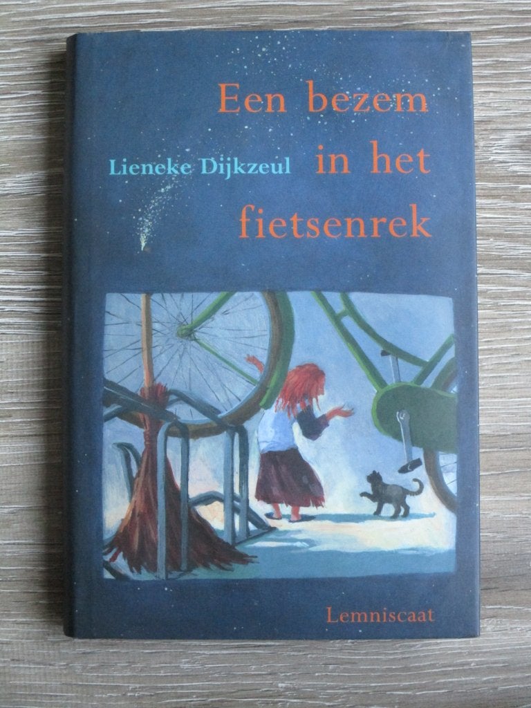 Een bezem in het fietsenrek - Lieneke Dijkzeul, Ophalen of Verzenden, Gelezen, Fictie algemeen