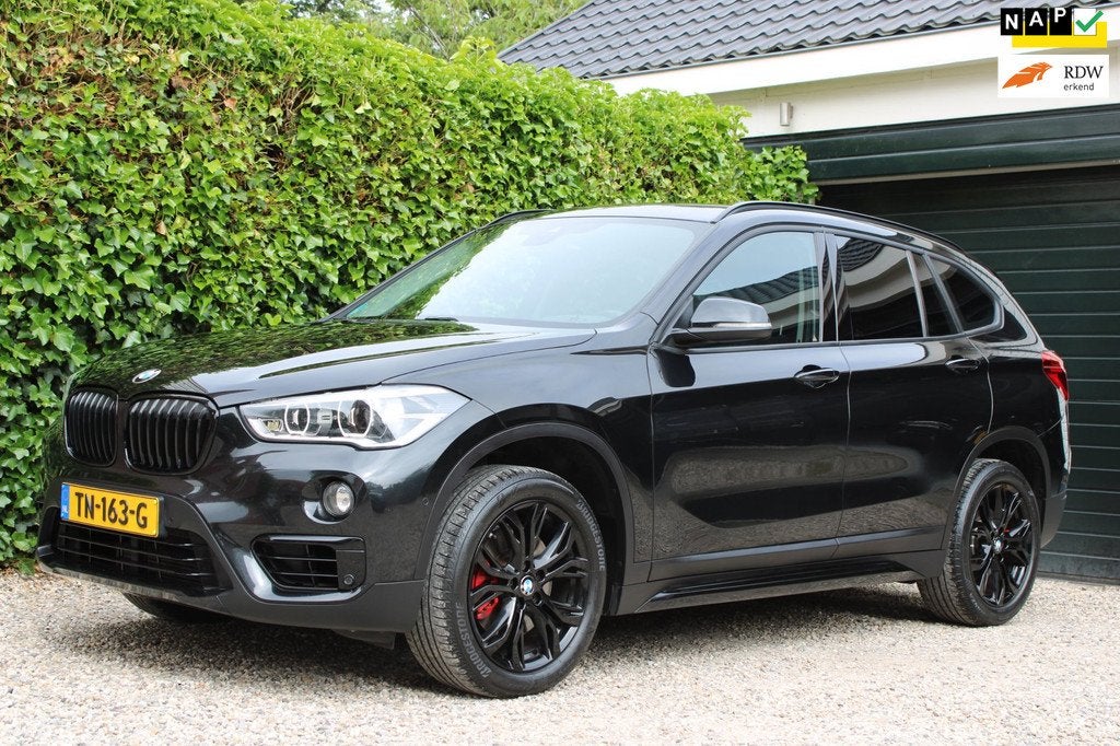 BMW X1 SDrive20i High Executive | Dealeronderhouden | HUD |, 1998 cc, Automatische klimaatregeling, Zwart, Bedrijf