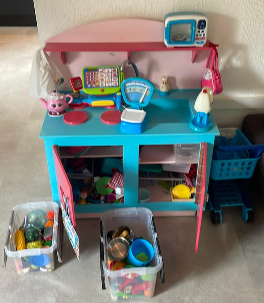 Leuke speelkeuken met veel accessoires, Kinderen en Baby's, Speelgoed | Speelkeukens, Gebruikt, Speelkeuken, Overige materialen