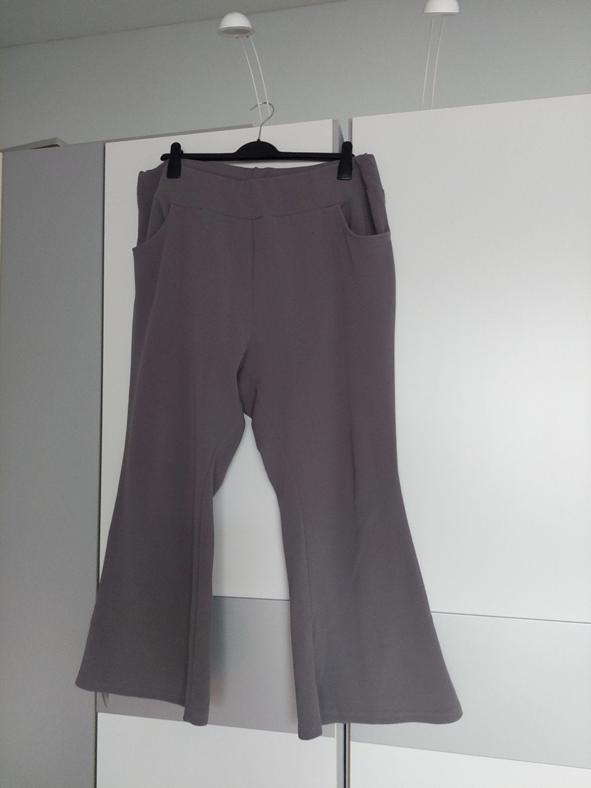 Grijze flared broek - Maat 4XL, Kleding | Dames, Grote Maten, Onbekend, Ophalen of Verzenden, Zo goed als nieuw, Grijs