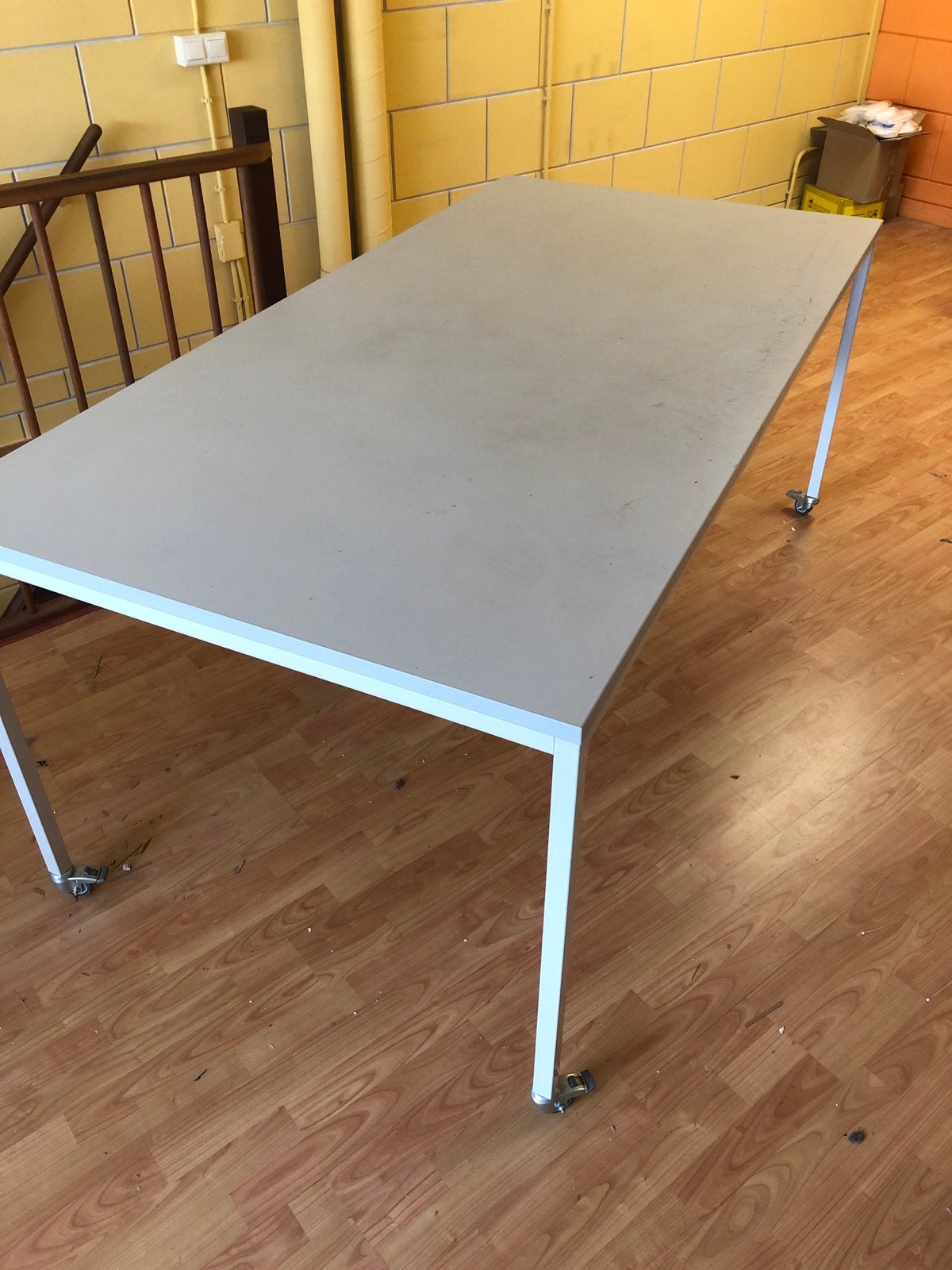 Twee grote werktafels 200x100x83cm op wielen - Gebruikt, Huis en Inrichting, Tafels | Eettafels, Ophalen, Gebruikt, 100 tot 150 cm