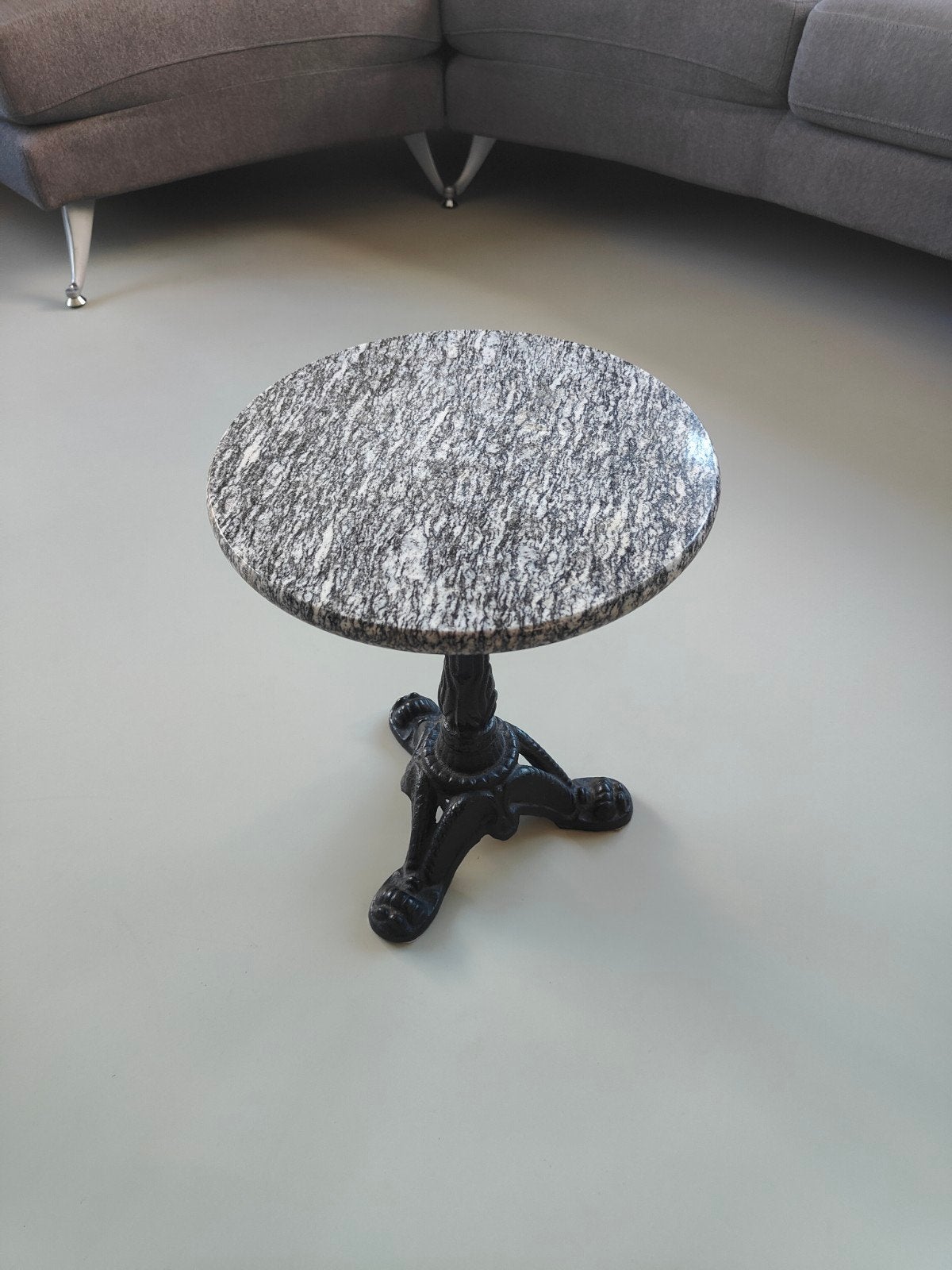 Marmeren bijzettafel met gietijzeren poot, Minder dan 55 cm, Rond, Zo goed als nieuw, Ophalen