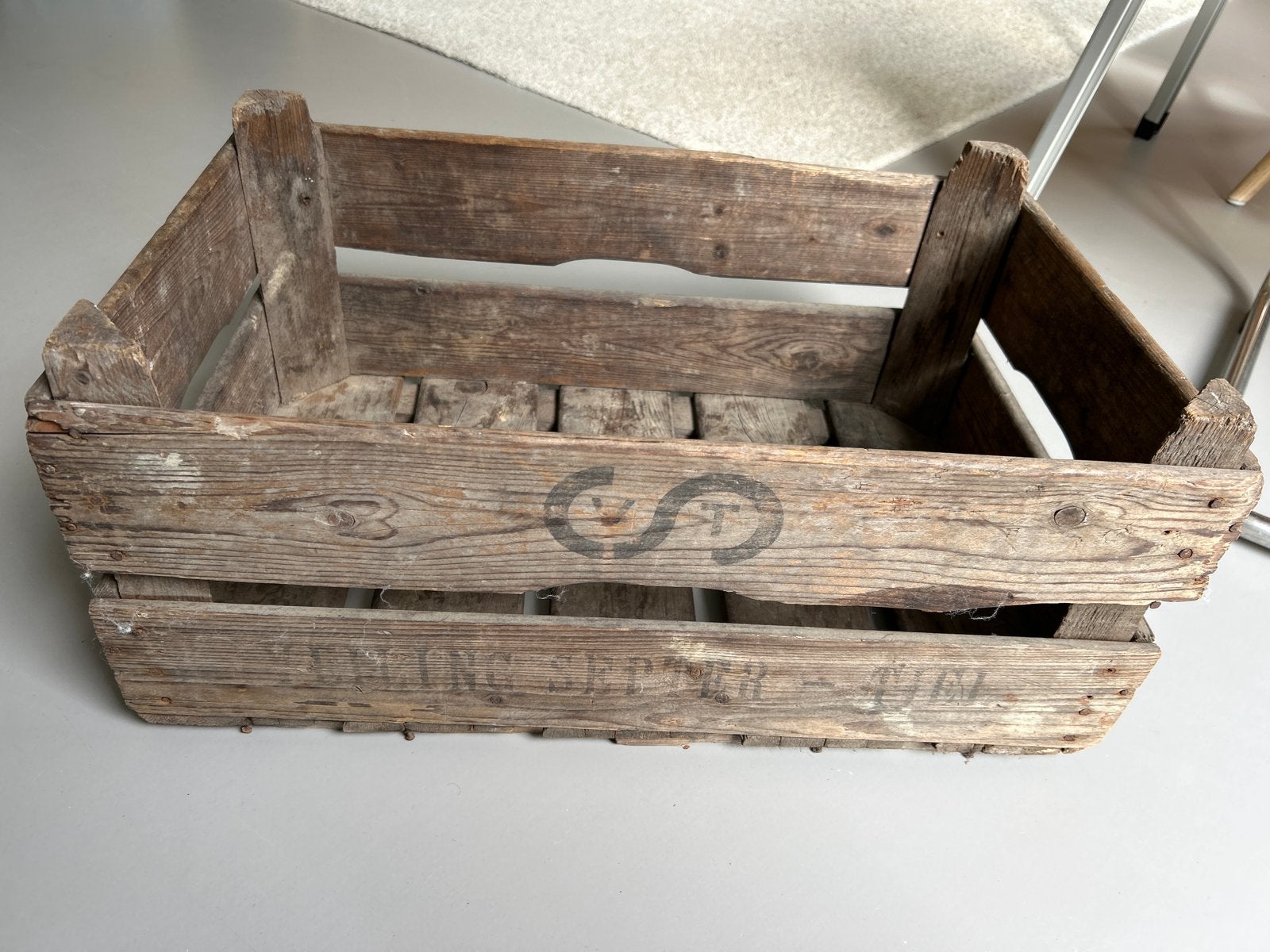 Vintage veiling kist met opdruk - Decoratief en functioneel, Ophalen, Minder dan 50 cm, Gebruikt, 50 tot 100 cm