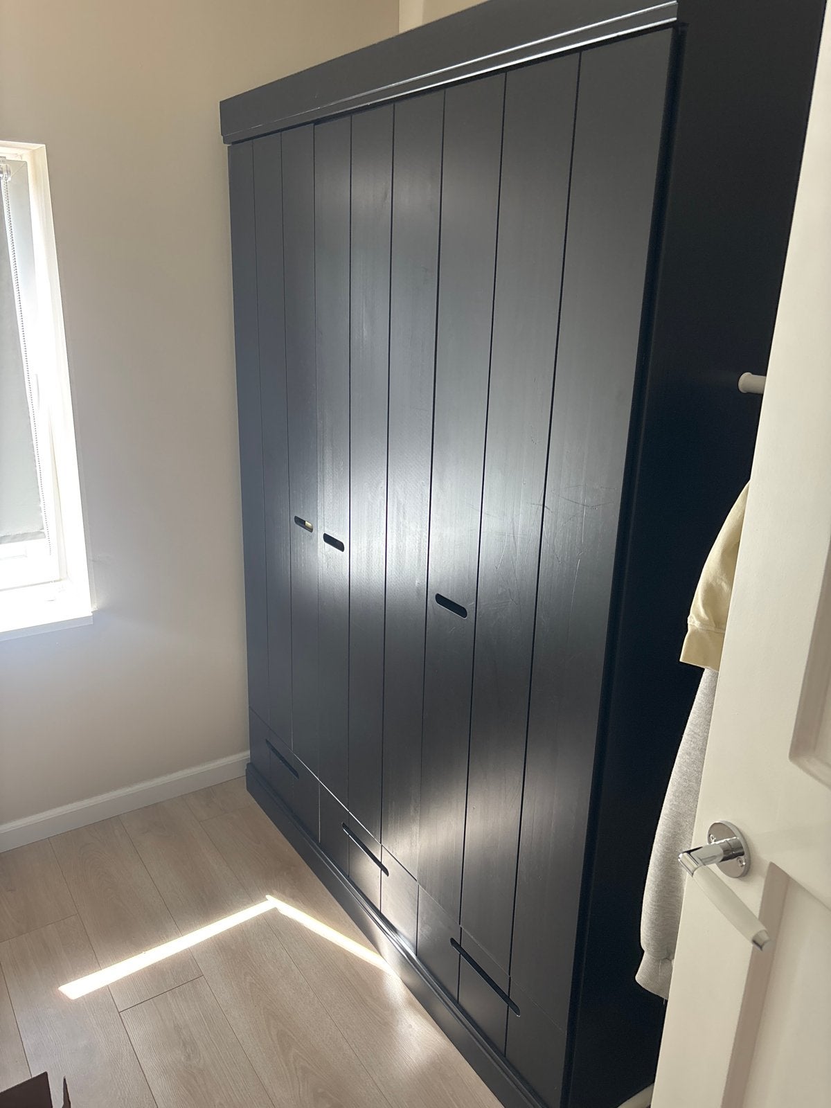 Zwarte houten kledingkast met lades en hangruimte, Ophalen, Gebruikt, 100 tot 150 cm, 200 cm of meer