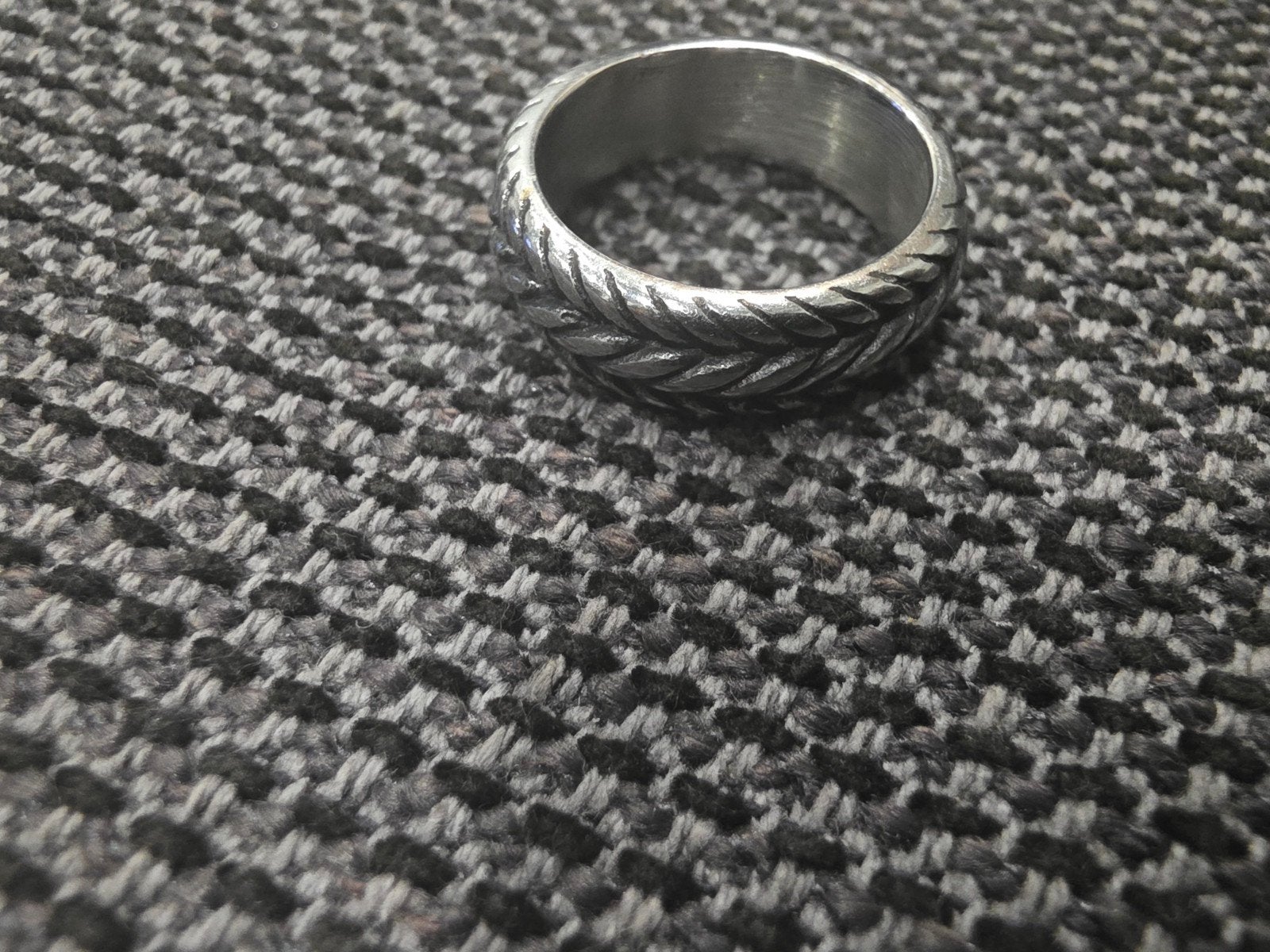 Stalen ring met gevlochten patroon, 18 tot 19, IJzer of Staal, Ophalen of Verzenden, Zo goed als nieuw