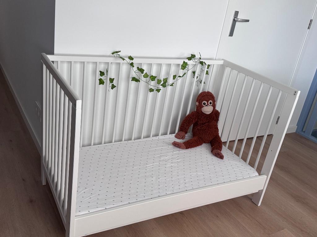 IKEA Ledikant met Matras, Kinderen en Baby's, Boxen, Ophalen, Zo goed als nieuw, Rechthoekig, In hoogte verstelbaar