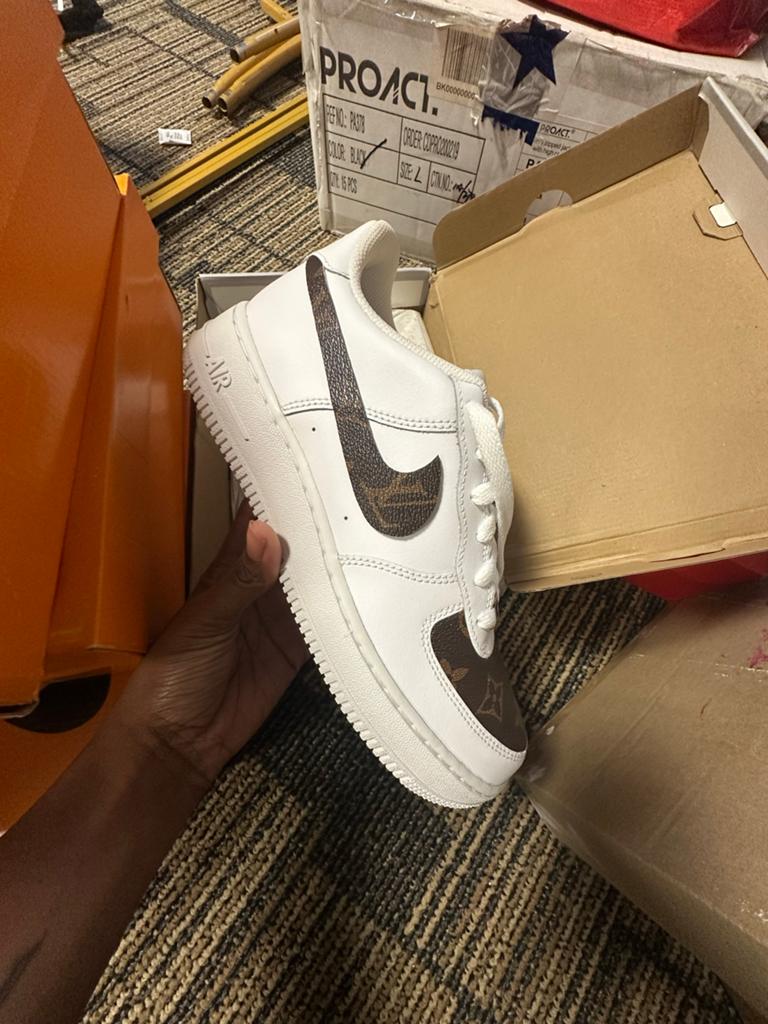 Nike Air Force 1 (GS) met Louis Vuitton print, Ophalen of Verzenden, Nieuw, Wit, Sneakers of Gympen