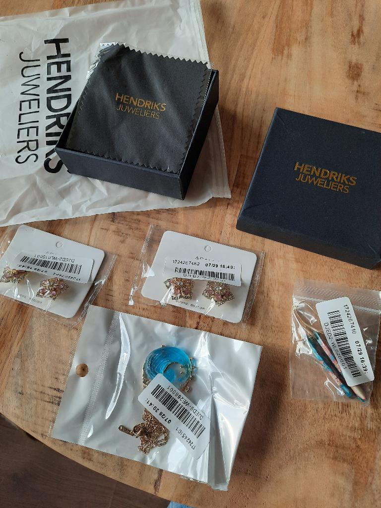 Hendriks juweliers 3 paar oorbellen en 1 ketting, Sieraden, Tassen en Uiterlijk, Kettingen, Verzenden, Nieuw, Zilver, Overige materialen