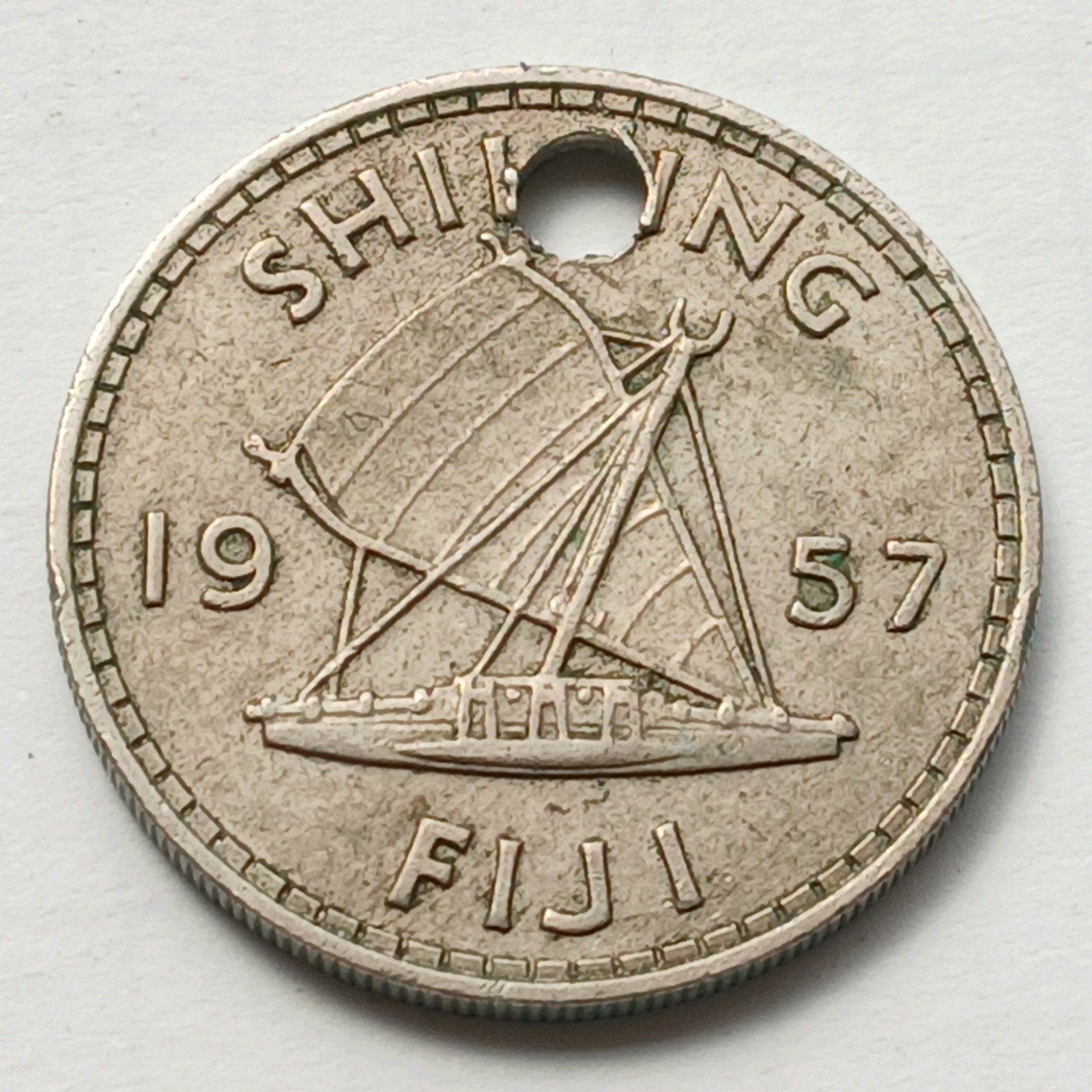 Fiji 1 Shilling 1957 Oude Vintage Munt Zeilschip Boot Gat, Postzegels en Munten, Ophalen of Verzenden