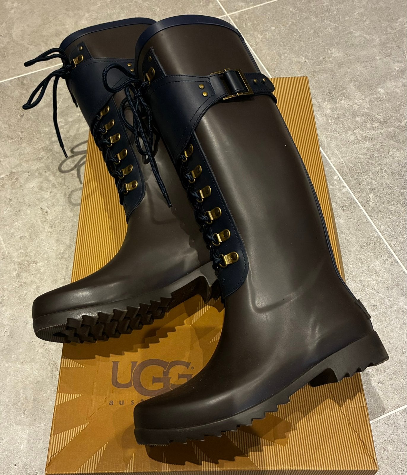 UGG regenlaarzen bruin/blauw, Kleding | Dames, Ophalen, Hoge laarzen, Bruin, Zo goed als nieuw