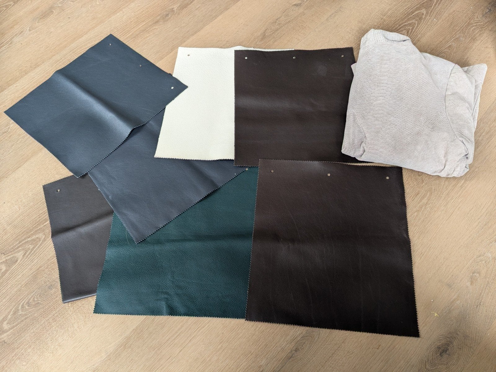 Pakketje met stukken meubel leer en slangen leren jasje, Overige kleuren, Leer of Kunstleer, Ophalen of Verzenden, 30 tot 120 cm